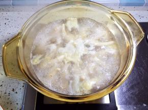 凉水下锅，放少许料酒焯水去血沫