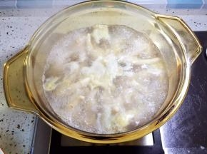 凉水下锅，放少许料酒焯水去血沫