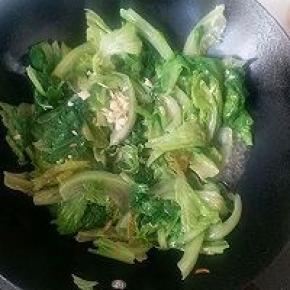 生菜变软后放入剩下的蒜蓉进行翻炒