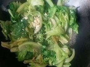 生菜变软后放入剩下的蒜蓉进行翻炒