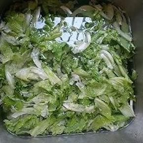 再放入一点盐浸泡半小时左右后沥干水份