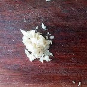 浸泡生菜的时候，切好蒜蓉