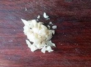 浸泡生菜的时候，切好蒜蓉