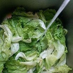 生菜掰开冲洗干净