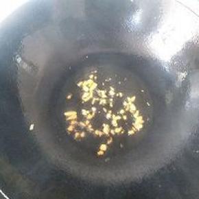 倒入少量植物油开大火烧热后关火，放入一半的蒜蓉利用余温煸至金黄