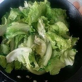 放入生菜后再开大火不停的翻炒