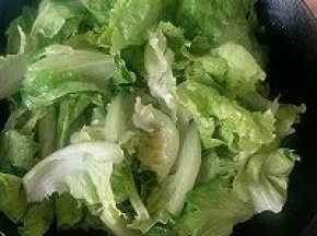 放入生菜后再开大火不停的翻炒