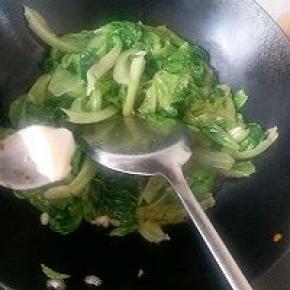 翻炒均匀放入一小勺猪油