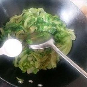 再次翻炒均匀后关火放入盐，翻炒均匀即可