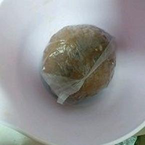 装入袋中，放入冰箱静置一夜（时间不允许的话，面团最少也要静置一小时以上）。经过静置的面团很容易手揉出膜