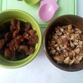 松弛的过程中准备好葡萄干，熟核桃仁，喜欢内馅多的，可以多放点，随意哈