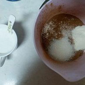 我用的是手揉法，所以除了黄油、酵母、盐以外，所有材料称量好