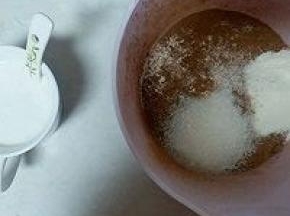 我用的是手揉法，所以除了黄油、酵母、盐以外，所有材料称量好