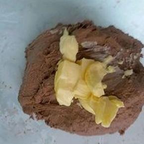 揉到出粗膜状态，加入盐、黄油再次用掌跟揉搓摔打