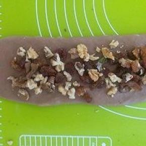 松弛好的面团铺上内馅，底部要用手扯薄点，这样才能卷起来才能贴合面卷