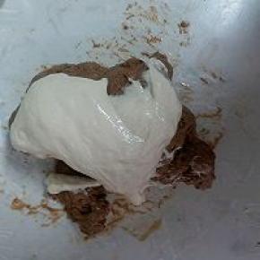 静置好的面团与发酵好的波兰种拿出回温下，再用预留的液体融化酵母，放入面团中一起揉搓