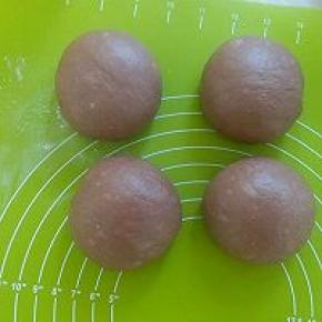 发酵好的面团取出轻轻按压排气，再平均分割成四份滚圆，盖上保鲜膜松弛15分钟左右