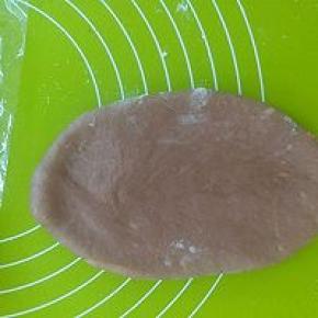 松弛好的面团按压擀制成牛舌状