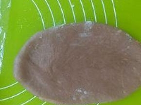 松弛好的面团按压擀制成牛舌状