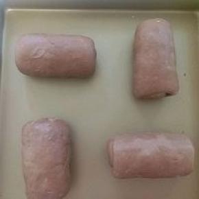 再卷起来放在烤盘进行二发，放于35_38度左右的环境下