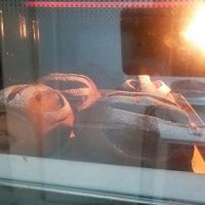 放入预热好的烤箱上下火180°，20分钟左右进行烤制