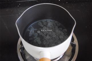 先将冰糖放入清水里小火煮沸。