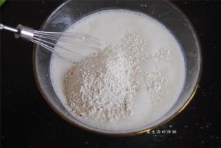 煮糖水的时候可以开始做马蹄浆，将牛奶，椰浆，炼乳混合均匀，倒入马蹄粉拌匀，一定要用纯马蹄粉味道才好哦。