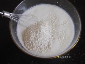 煮糖水的时候可以开始做马蹄浆，将牛奶，椰浆，炼乳混合均匀，倒入马蹄粉拌匀，一定要用纯马蹄粉味道才好哦。
