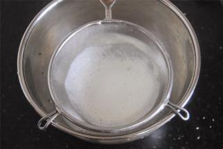 拌匀的马蹄浆过筛一遍，将细颗粒状的捻碎，会让马蹄糕更加细腻。