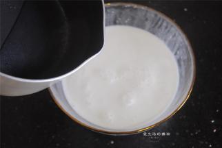 将沸腾的糖水冲入混合好的马蹄浆里，边冲边用打蛋器拌匀，这样做成了生熟浆。