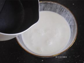 将沸腾的糖水冲入混合好的马蹄浆里，边冲边用打蛋器拌匀，这样做成了生熟浆。