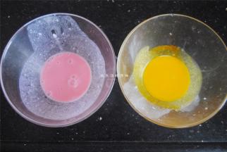 取2小勺出来加入红黄食用色素调色，这是KT猫的蝴蝶结和鼻子。