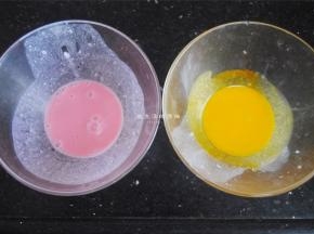 取2小勺出来加入红黄食用色素调色，这是KT猫的蝴蝶结和鼻子。