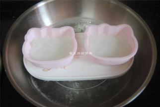 把马蹄浆搅拌均匀后倒入模具内，第一次盖过耳朵，蒸5分钟