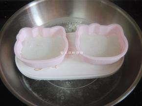 把马蹄浆搅拌均匀后倒入模具内，第一次盖过耳朵，蒸5分钟