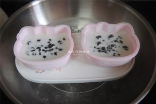 第二层倒入1汤勺马蹄浆，放入加州葡萄干，蒸3分钟，以此类推，满模后蒸8分钟即可。