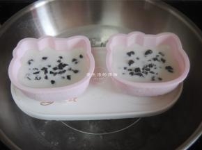 第二层倒入1汤勺马蹄浆，放入加州葡萄干，蒸3分钟，以此类推，满模后蒸8分钟即可。