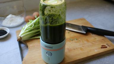 放入榨汁机 加一点清水打成蔬菜汁