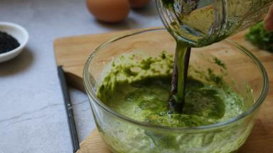 面粉＋蔬菜汁混合，搅拌成面糊