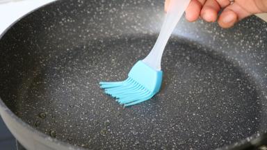 平底锅刷一点油