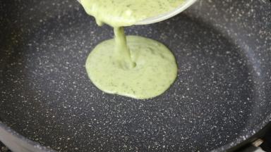 倒入面糊，边倒边转动锅，使面糊均匀的铺满锅底