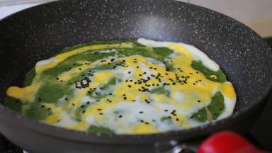 撒点黑芝麻
还可以撒咸菜末 香葱末