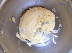 牛奶加热至不烫手，加入盐拌匀。倒入黄油中继续打发至完全融合