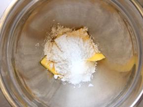 黄油室温软化至可以用手指轻轻戳动即可。加入糖粉打发至发白