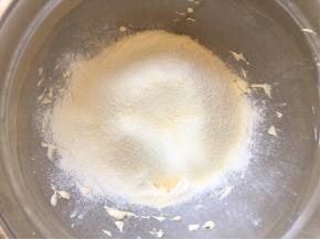 粉类材料混合均匀后，筛入打发的黄油中