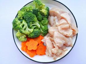 鸡胸肉切厚片，西兰花切小朵，胡萝卜切小花形状备用。