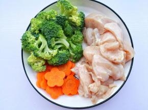 鸡胸肉切厚片，西兰花切小朵，胡萝卜切小花形状备用。