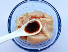 鸡胸肉中放入一勺生抽。