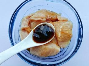 一勺蚝油。