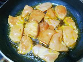 放入鸡胸肉，煎至两面金黄即可。